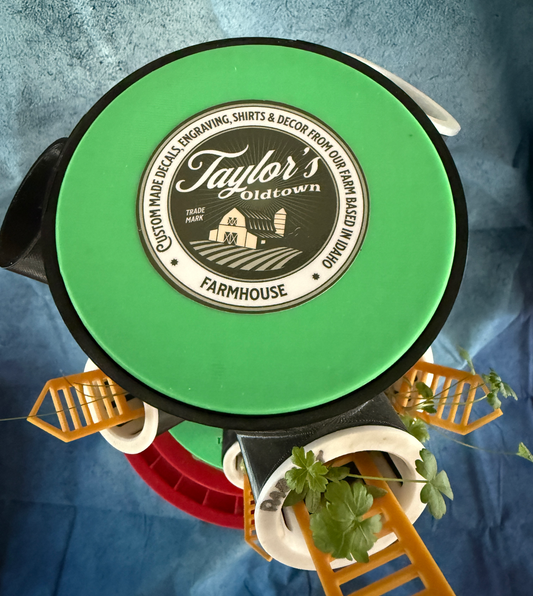 Green lid with 'Taylor's Oldtown Farmhouse' logo on it  a blue background